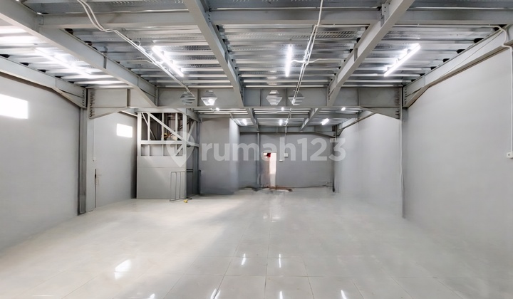 Gudang Elang Laut Pik, Murah, Mixed Use, 3 Lantai Cor, 9x20, Ada Office, Lift, Rapi Siap Pakai