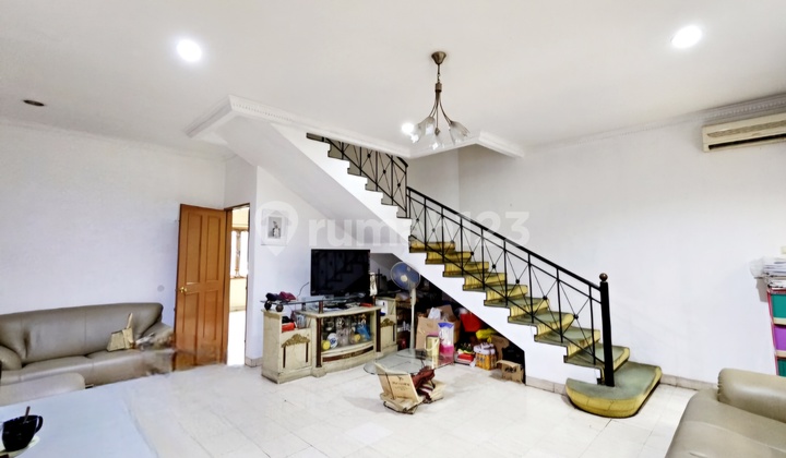 Rumah Puri Indah, Dekat Permata Buana, 9x20, Hadap Utara, 3 Lantai, Siap Huni