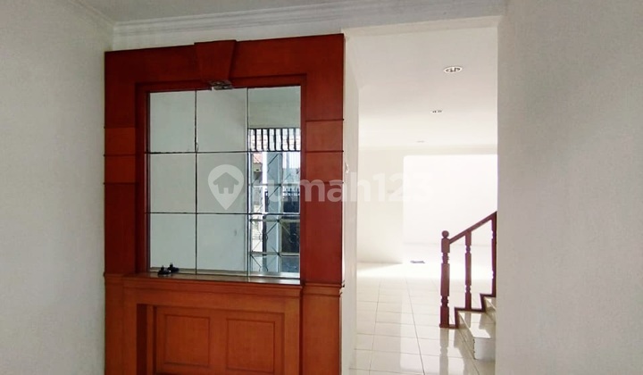 Rumah Permata Buana, Murah, 180 M2, Semi Furnish, Plong, Rapi