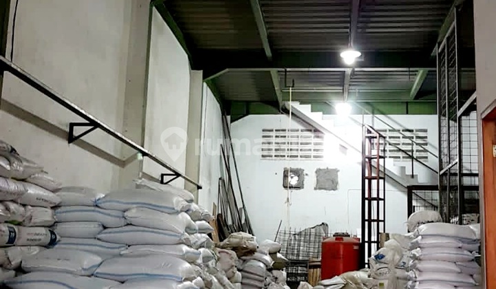 Warehouse in Kapuk, Affordable, 240 M2, Office Space, Goods Lift, Fits 20 Feet Container