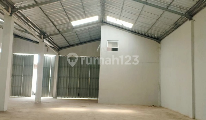 Jurumudi Connected Warehouse, Cheap, 600 M2, Spacious and Tidy, 2 Offices, 40 Ft Container, Strategic, Ready to Use Jurumudi Connected Warehouse, Cheap, 600 M2, Spacious and Tidy, 2 Offices, 40 Ft Container, Strategic, Ready to Use