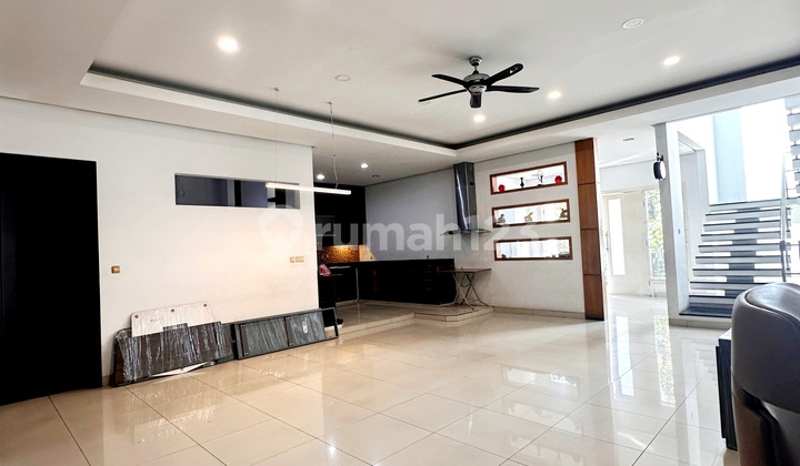 Grisenda's Thought House, 3 Floors, 10x20, Minimalist, Neat, North-Facing 2