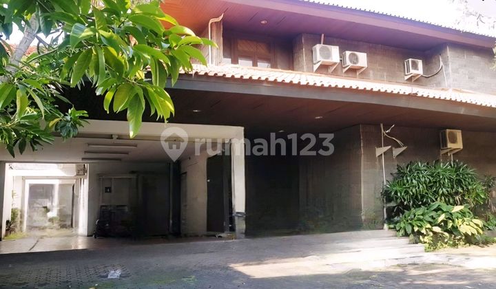 Old House in Kemanggisan, Main Road, Busy, Strategic, Cheap, 870 M2, Suitable for Restaurant, Billiard, Padel, Showroom