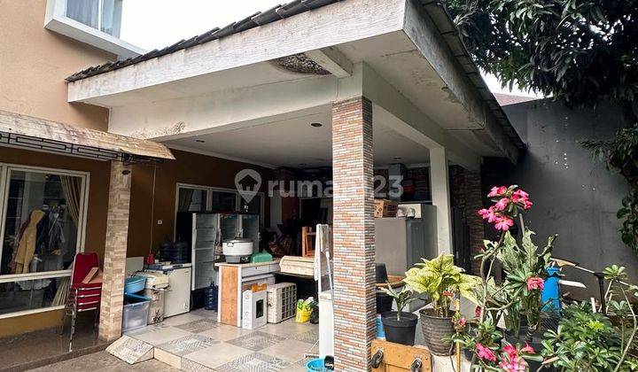 Rumah 2 Lantai Bagus Semi Furnished di Grand Wisata, 2