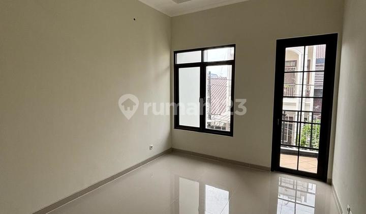 Disewakan Rmh Baru Taman Ratu 3 Lantai Jarang Ada 2