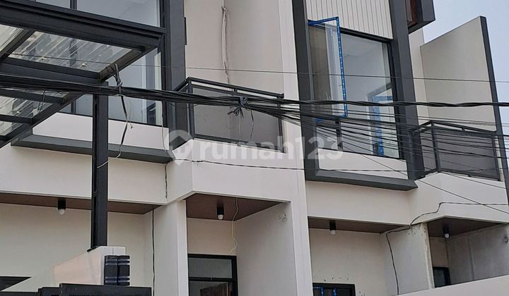 Dijual Rmh Baru 3 Lantai Tidak Banjir