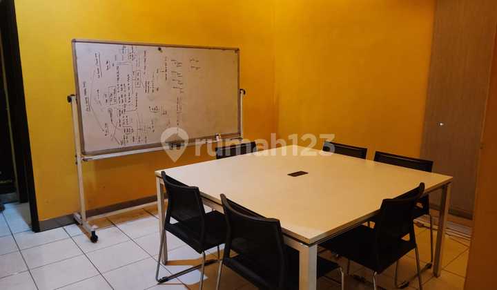 For Rent: Shop House in Cisaranten Arcamanik, 3 Floors, Suitable for Business, Spacious Front Yard Can Park More Than 10 Cars. Shop House Specifications: Land Area 50 Square Meters, Building Area 150 Square Meters, Front Width 5 Meters, Rental Price 65 Million/Year. For Complete Information and Delivery, Contact Heni Masterp. 2