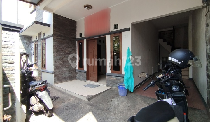 Boarding House in Antapani Strategically Located Near Various Public Facilities Boarding House Specifications; Land Area 117 Square Meters Building Area 117 Square Meters13 Rooms1 Ensuite Bathroom 5 Shared Bathrooms South FacingSHM2 Floors Well Water3500 ElectricityPrice 1.9 Billion Negotiable 2