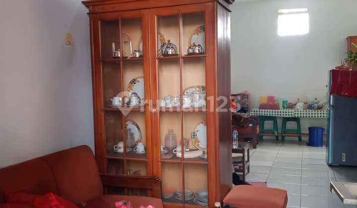 Dijual Rumah Plus Ruang Usaha 4 Pintu di Jalan Utama Golf Raya 2