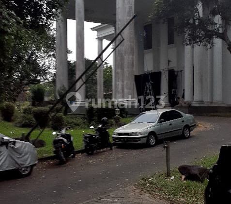 Di Lahan Besar di Dalam Komplek Royal Tajur. Persis Pintu Masuk Cluster. Belakang Indomaret dan Kantor Marketing Royal Tajur. Jl. Raya Tajur No. 170, Kel. Pakuan, Kec. Bogor Selatan, Kota Bogor, Tajur Halang