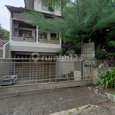 tampak depan  di rumah persis belakang cinere