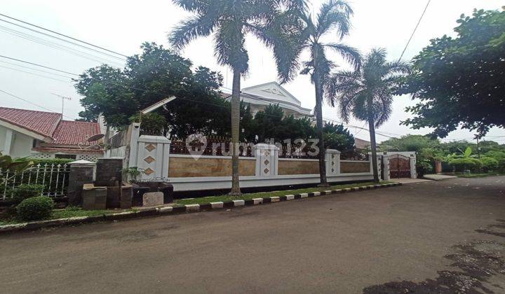 ruang keluarga  di seberang mall cinere. megapolitan