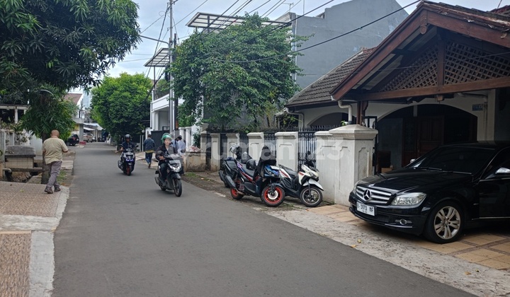 di Selangkah ke pondok indah dan gandaria. Jalan Praja Dalam G No. 6 RT. 003/05 d/h. Jl Darma Putra II Kav DKI No. 64, Kel. Kebayoran Lama Selatan, Kec. Kebayoran Lama, Kota Jakarta Selatan, Kebayoran Lama 2