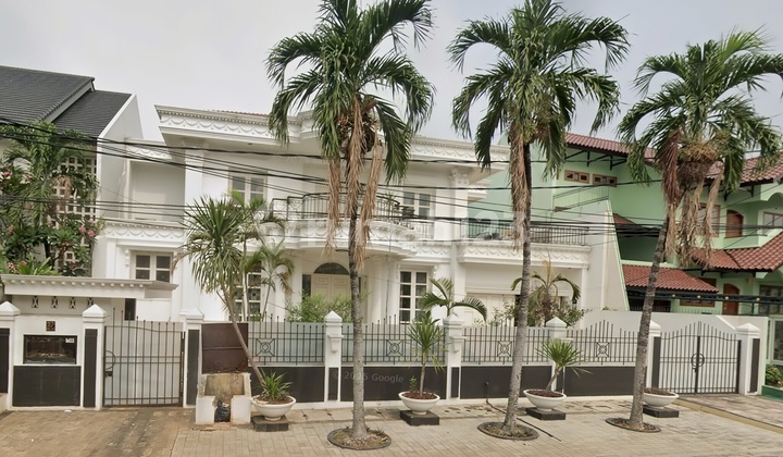 Hanya 300 Meter Dari Pondok Indah Mall. Pinggir Jalan Utama. Perumahan Pondok Indah Blok Bb 03 No.27. Jalan Kartika Utama Sektor 4 Kelurahan Pondok Pinang, Kecamatan Kebayoran Lama Kota Administrasi Jakarta Selatan,