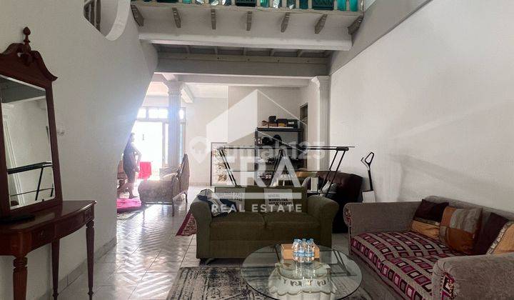 ruang tamu rumah asri terawat di cinere