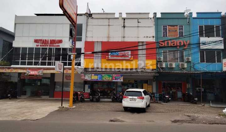 Only 100 Meters from ITC BSD. Three-Story Row House. Active Commercial Area. Jalan Pahlawan Seribu, Lengkong Gudang Village, Serpong District, South Tangerang City, Banten Province.