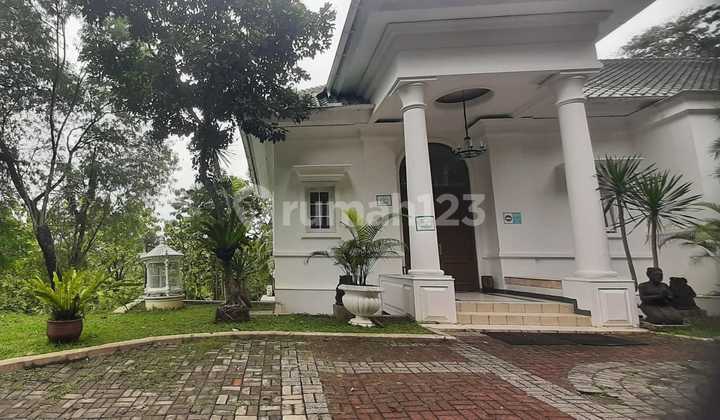 Villa House in Sentul City with Mountain and Golf Course Views. There is a Swimming Pool. At Jl. Bukit Zamrut Golf 1 No. 8, Cijayanti, Babakan Madang, Bogor, West Java, Indonesia, 16810, Sentul City 2