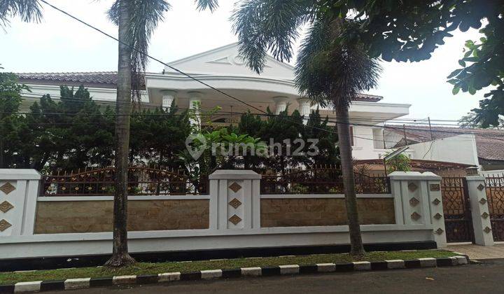 ruang makan  di seberang mall cinere. megapolitan