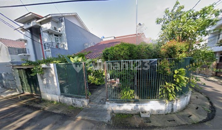 Hanya 500 Meter ke Woltermonginsidi. Rumah Hoek Depan Taman. di Jl. Cibulan Raya No. 15A, Petogogan, Kebayoran Baru, Kota Jakarta Selatan, Dki Jakarta, Indonesia, 12170, Senopati