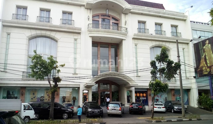 Gedung Butik 5 Lantai. di Jl. Melawai No.69-70, Kramat Pela, Kebayoran Baru, Kota Jakarta Selatan, Dki Jakarta, Indonesia, 12130, Blok M