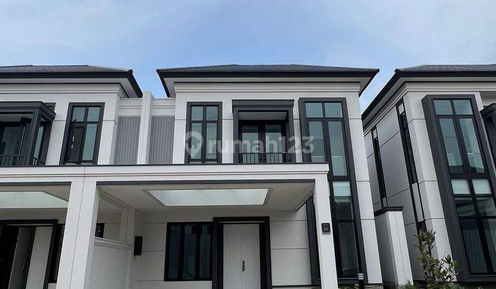 Disewakan rumah mewah Matera, Gading Serpong. Rumah 2 lantai ukuran 10x20 mtr. Ada 4+1 KT dan 3+1 KM. Ada gudang, ada AC 6 unit, smart home, smart door, CCTV, dan outlet EV Charger utk mobil listrik. Sanitary kmar mandi Kohler, yg kmr utama ada toilet jep 1