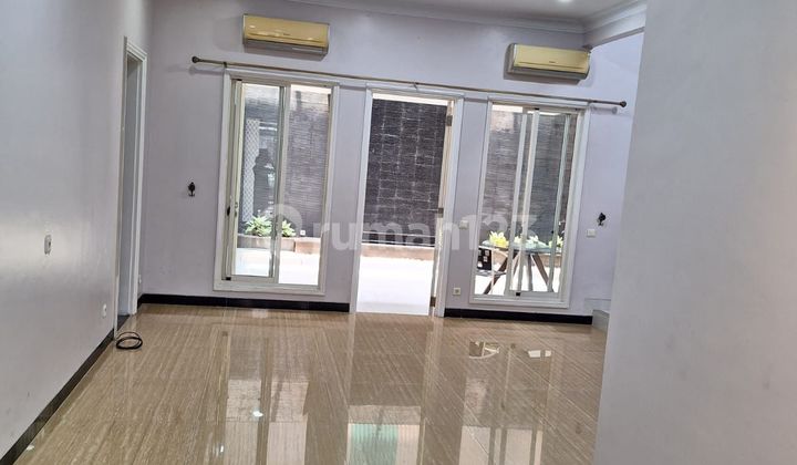 5+1 Bedroom House with AC, Kitchen Set, Backyard, Spacious Master Bedroom Large