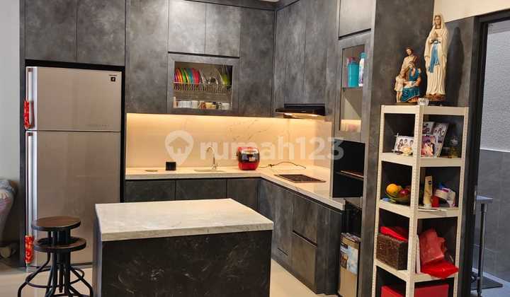 Rumah 3 Lantai Ada Attic Room Carport 2 Mobil Dkt ke Umn, Kipina