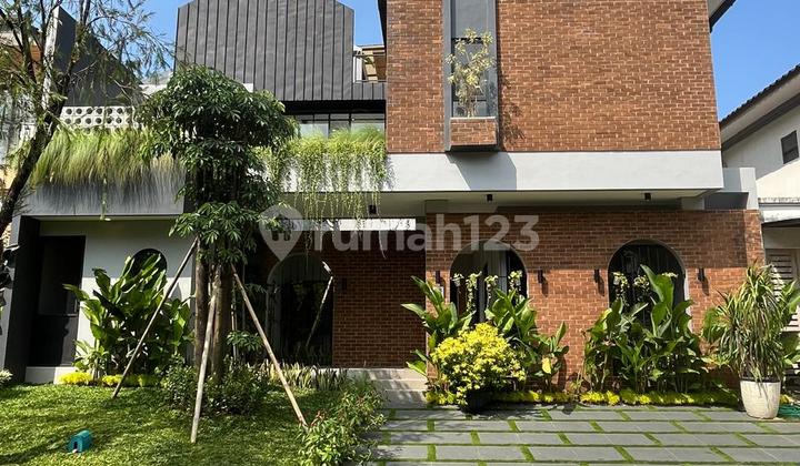 Independent 3-story 400 M² Building in The Green, Beautiful Design, Includes Garden.