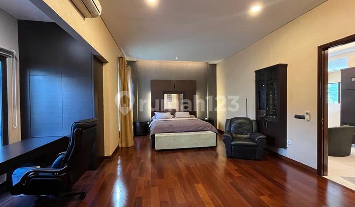 Rumah Hook Lt 440m² Full Furnished Lingkungan Asri Seprrti Vila 2
