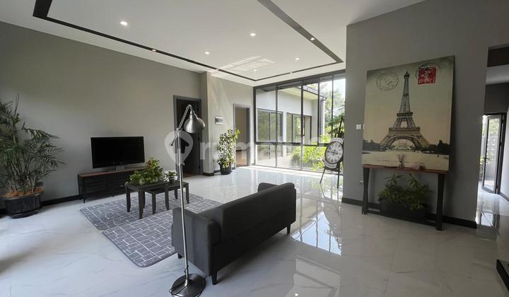 3-Story House Large Rooms Private Garden Many Window Openings 2