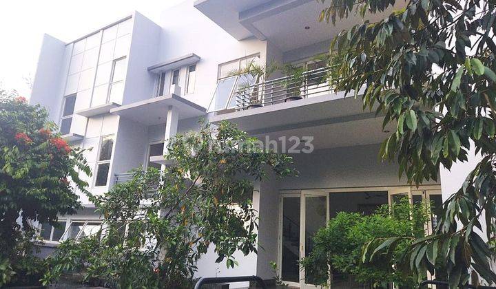 Rumah Mewah Dekat Danau Taman Clubhouse BSD Telaga Golf Serpong 1