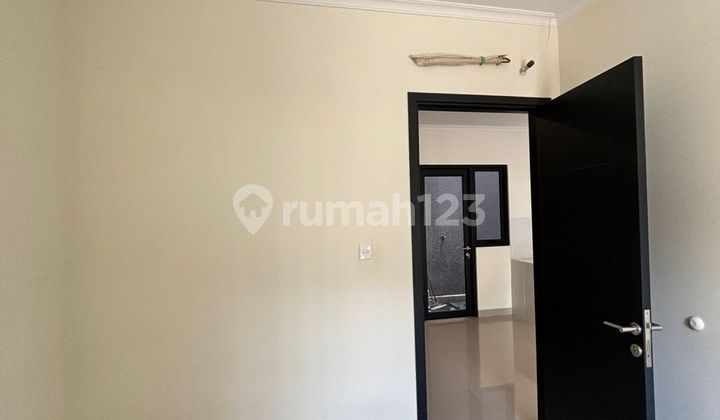 Je$899 * Disewakan Rumah di Cluster Baroni Summarecon Serpong Lokasi Dekat Club House Unit Rapi Siap Huni 2