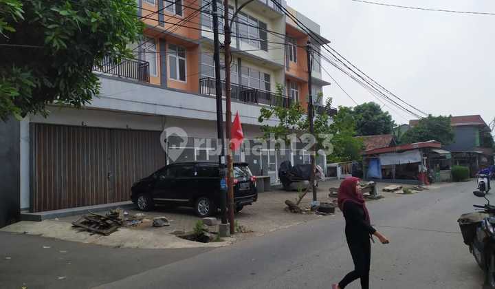 For Sale: 4-Unit Row Shops in Curug, Facing Main Road, Suitable for Rent, e.g., Mini Market 2