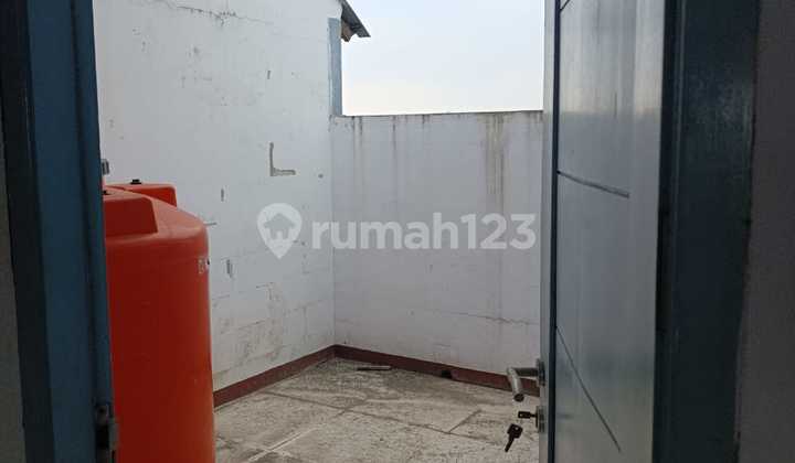 For Quick Sale: 4 Attached Shophouses, 3 floors in the Pusaka Rakyat area... Highly suitable for expedition businesses, warehouses, or other ventures... 2