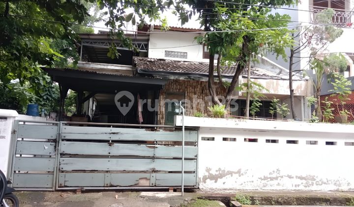 Old House Pondok Indah Alam Elok South Jakarta. Side Hook Position by the Park Old House Pondok Indah Alam Elok South Jakarta. Side Hook Position by the Park