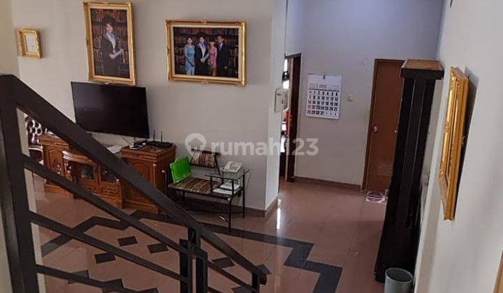 ruang keluarga rumah 2 lantai sudah renovasi