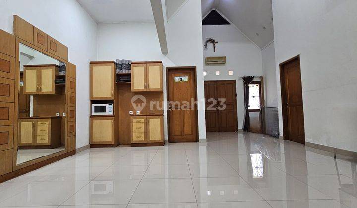 Rumah Sudah Renovasi Semi Furnished SHM di Jalan Sutera Delima 4, Tangerang 2