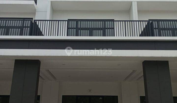 Disewakan Ruko 3 Lantai Hadap Jalan Boulevard di Downtown Drive Scientia Summarecon Serpong 2