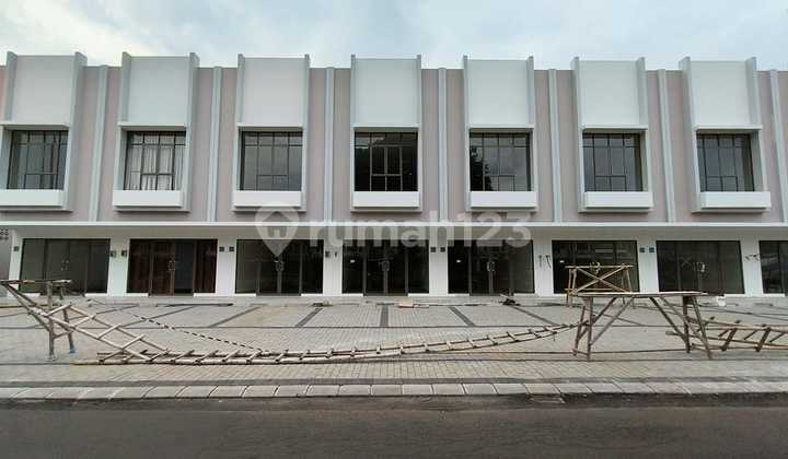 Ruko hadap jalan. Lokasi strategis sekali. Bisa langsung buka usaha atau disewakan Ruko hadap jalan. Lokasi strategis sekali. Bisa langsung buka usaha atau disewakan