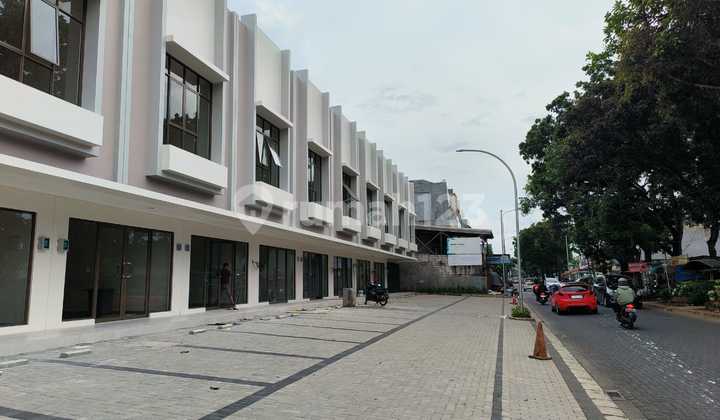 Ruko Hadap Jalan dekat sekolah. Cocok utk berbagai usaha atau disewakan Ruko Hadap Jalan dekat sekolah. Cocok utk berbagai usaha atau disewakan