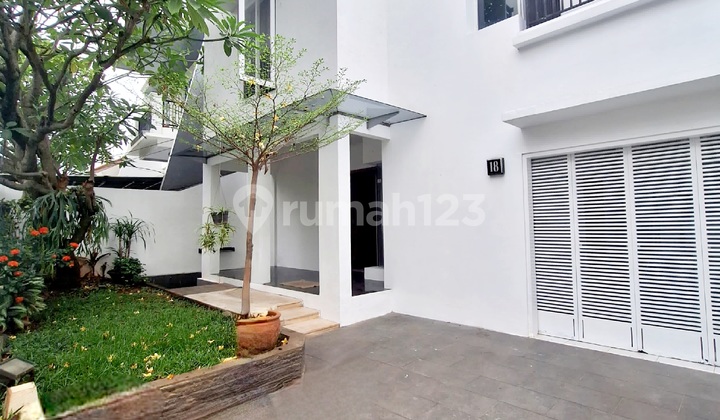 Rumah Siap Huni Kebayoran Baru Jalan Lebar Rindang Hadap Selatan