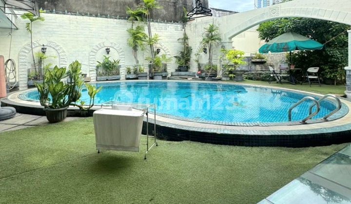 Good Deal Suitable for Business in Kebayoran Baru