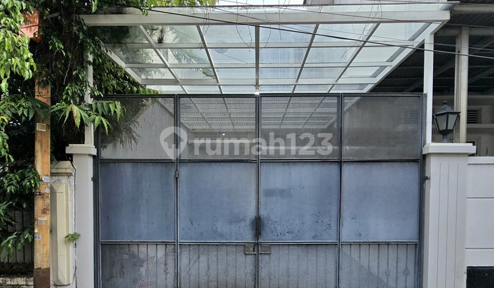 Strategic Ready-to-Occupy House in a Quiet Area of Kebayoran Baru Strategic Ready-to-Occupy House in a Quiet Area of Kebayoran Baru