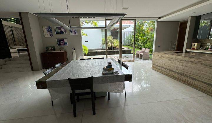 Rumah Graha Famili Tropical Modern, Lantai Marmer, Full Furnish 2