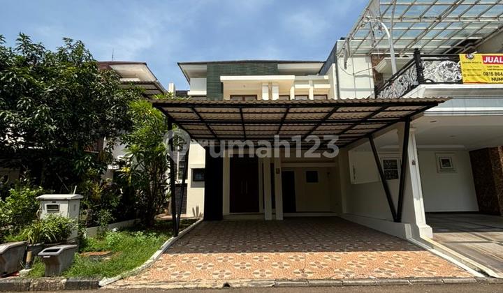 For Rent: West Esplanade House, Unfurnished, 3+1 Bedrooms, Ready to Live, Well-Maintained, Has Backyard Garden, 2-Car Carport, East Facing, 100m from Living World Grand Wisata Bekasi Mall. 2