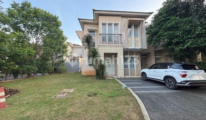 For Rent Grand Wisata House Hook Position 2 Floors, 4+1 Bedrooms, Park View, Facilities Swimming Pool, Sports Field, Jogging Track, 300m from Mall Living World Grand Wisata Bekasi Grand Wisata, Bekasi