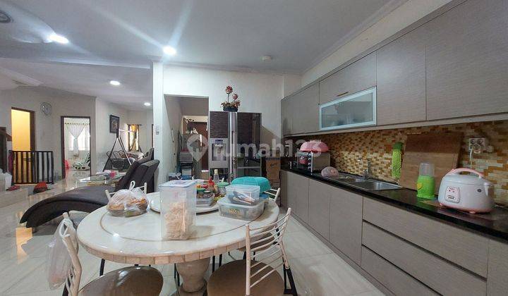 Dijual full furnished rumah 2,5 lantai kamar 5 view taman 3 menit dari Mall Grandwisata Bekasi 1