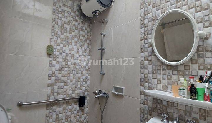 Dijual Rumah 2 lantai 3 kamar view Lapangan Olahraga selangkah dari Mall Grandwisata Bekasi 2