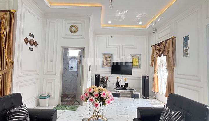 Disewakan Rumah Grand Wisata 3 Lantai, 6 Kamar Tidur, Full Furnished, 100m dari Mall Living World, Akses Langsung Tol Tambun Grand Wisata Bekasi 2