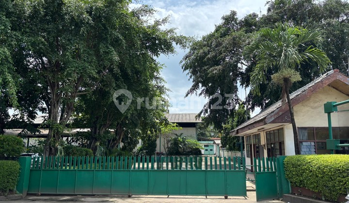 For Sale Warehouse on Setu Main Road, Area 8,995M2, Row Road for Loading 40 Feet Containers, Includes Employee Quarters, Available for Cash or Credit, Access Only 1Km from Setu Utara Toll Road, and MM2100 Industrial Area, Mekarwangi Setu Bekasi.
